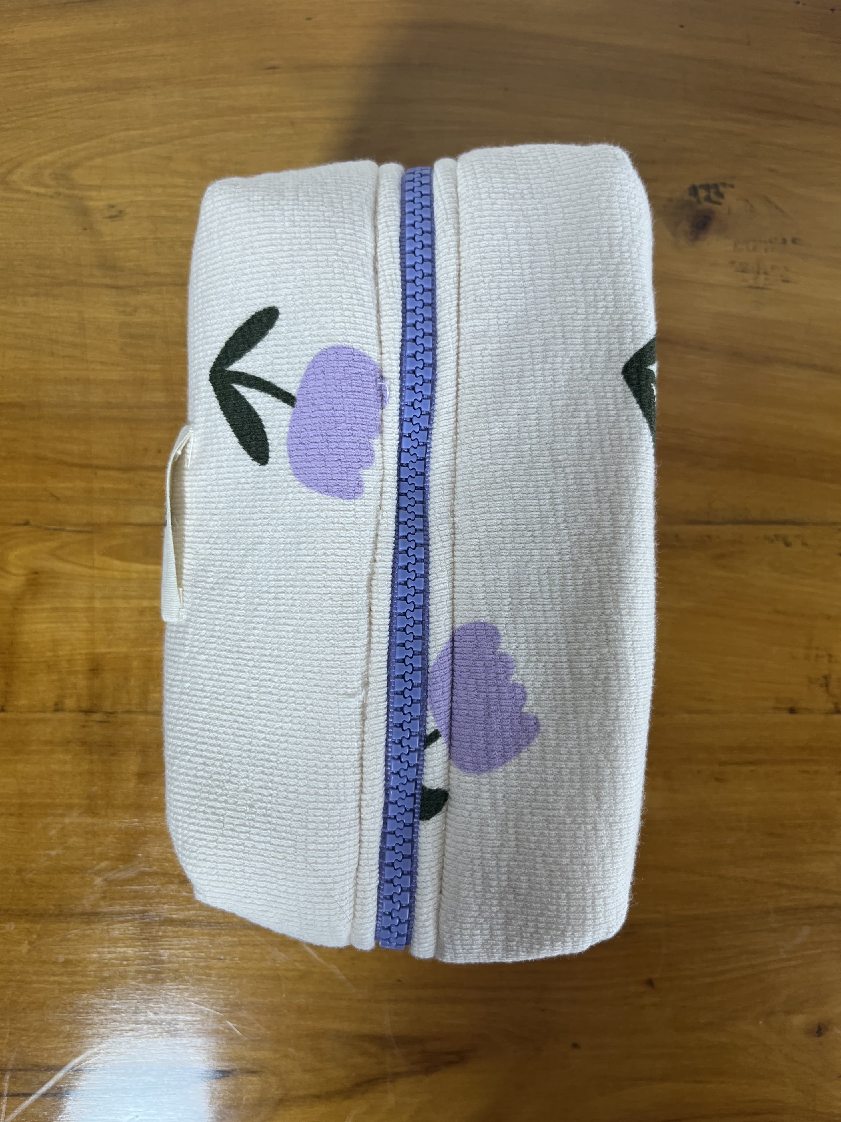 Delia — neceser violeta y crema y verde artesanal de Lucía Lacunza · vista 3