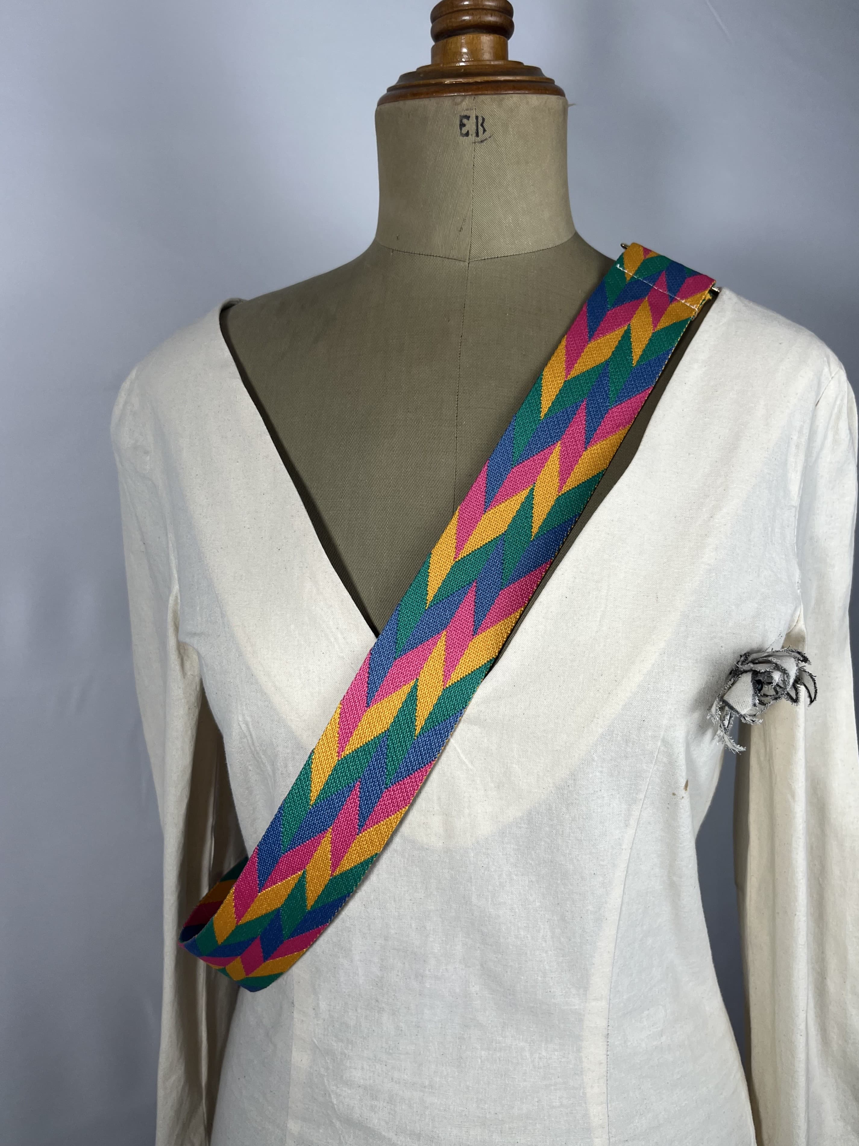 Destello — accesorio azul y rosa y verde y amarillo artesanal de Lucía Lacunza