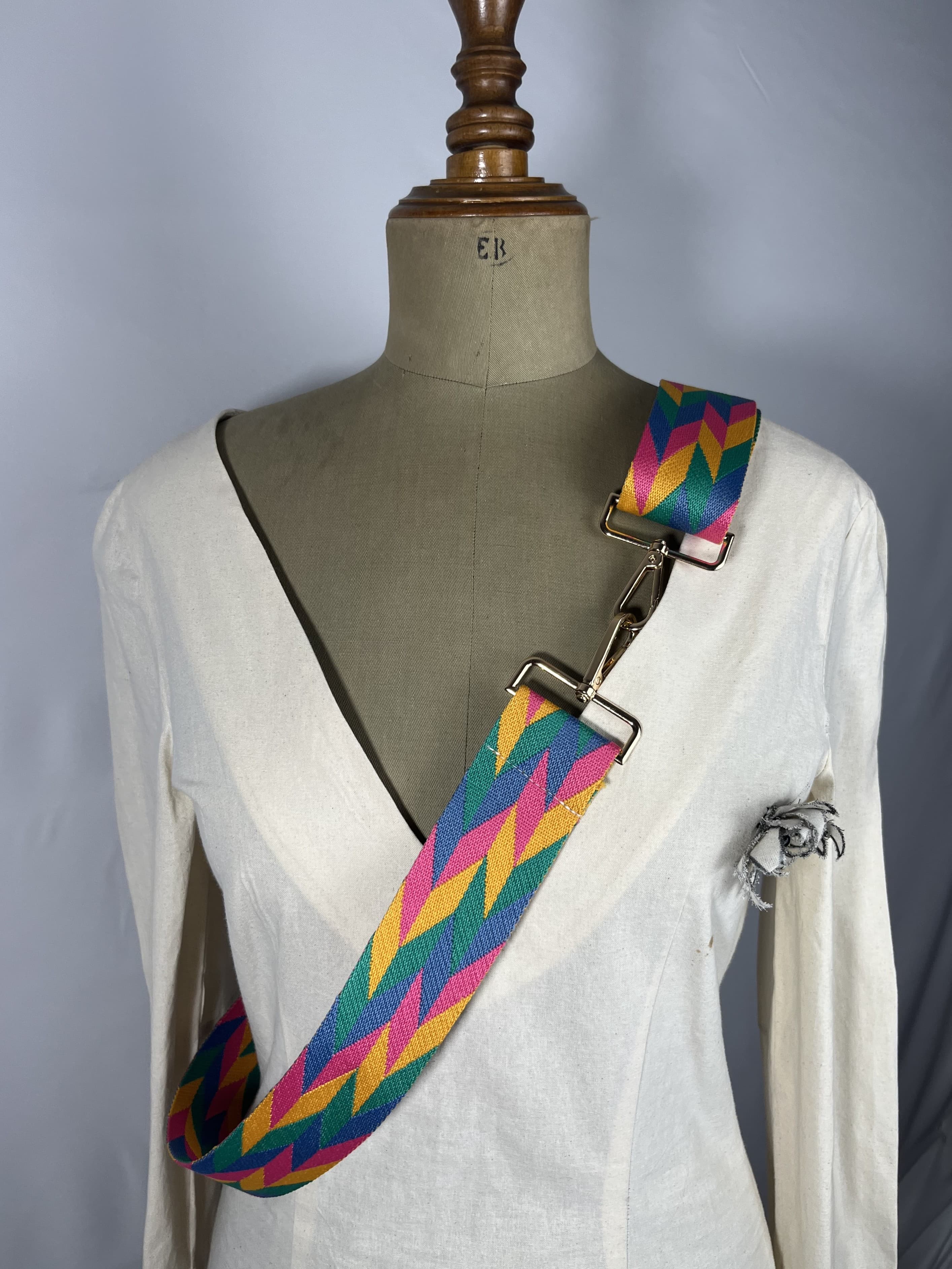 Destello — accesorio azul y rosa y verde y amarillo artesanal de Lucía Lacunza · vista 2