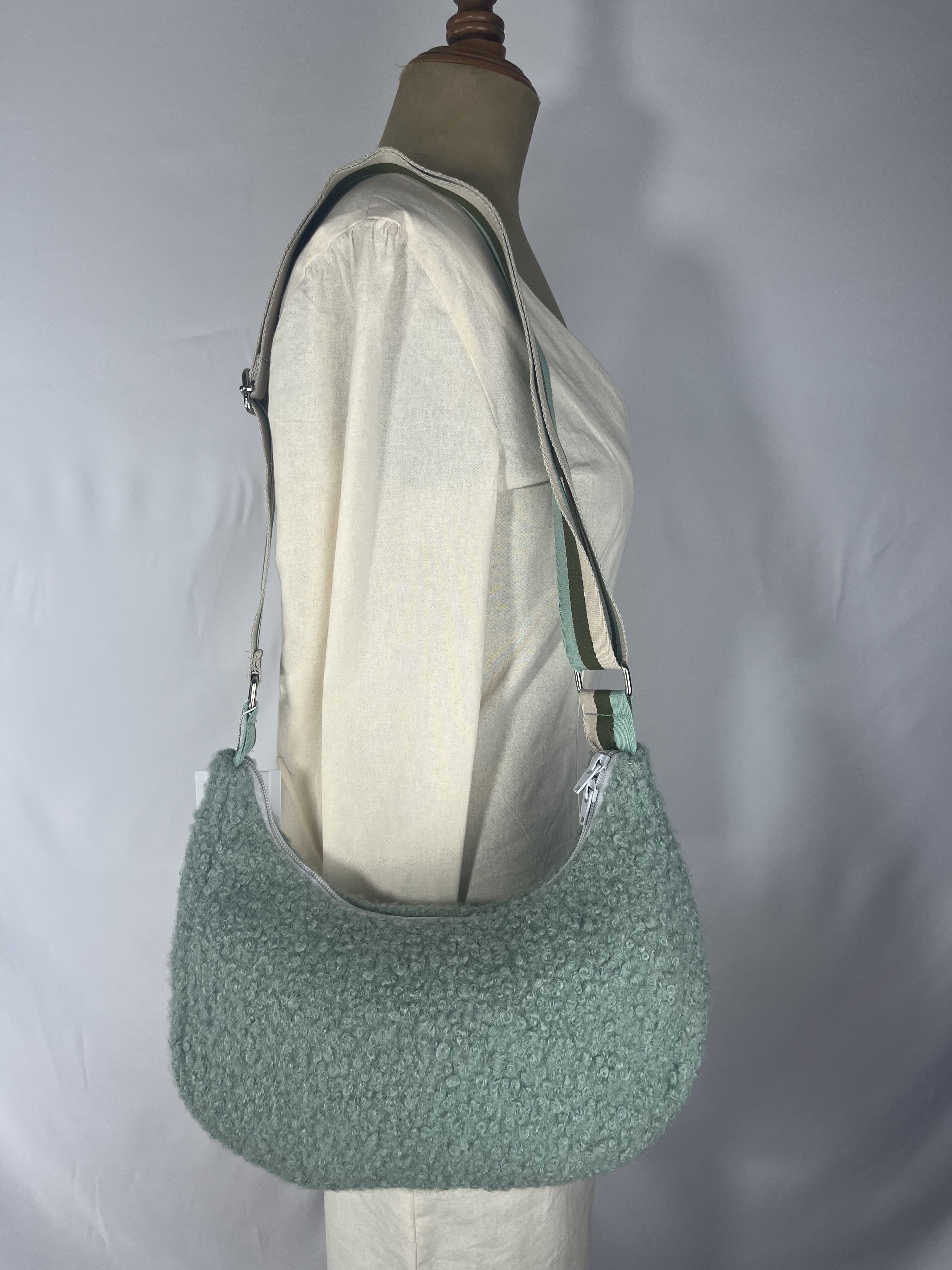 Verdea — bolso verde y blanco artesanal de Lucía Lacunza · vista 2