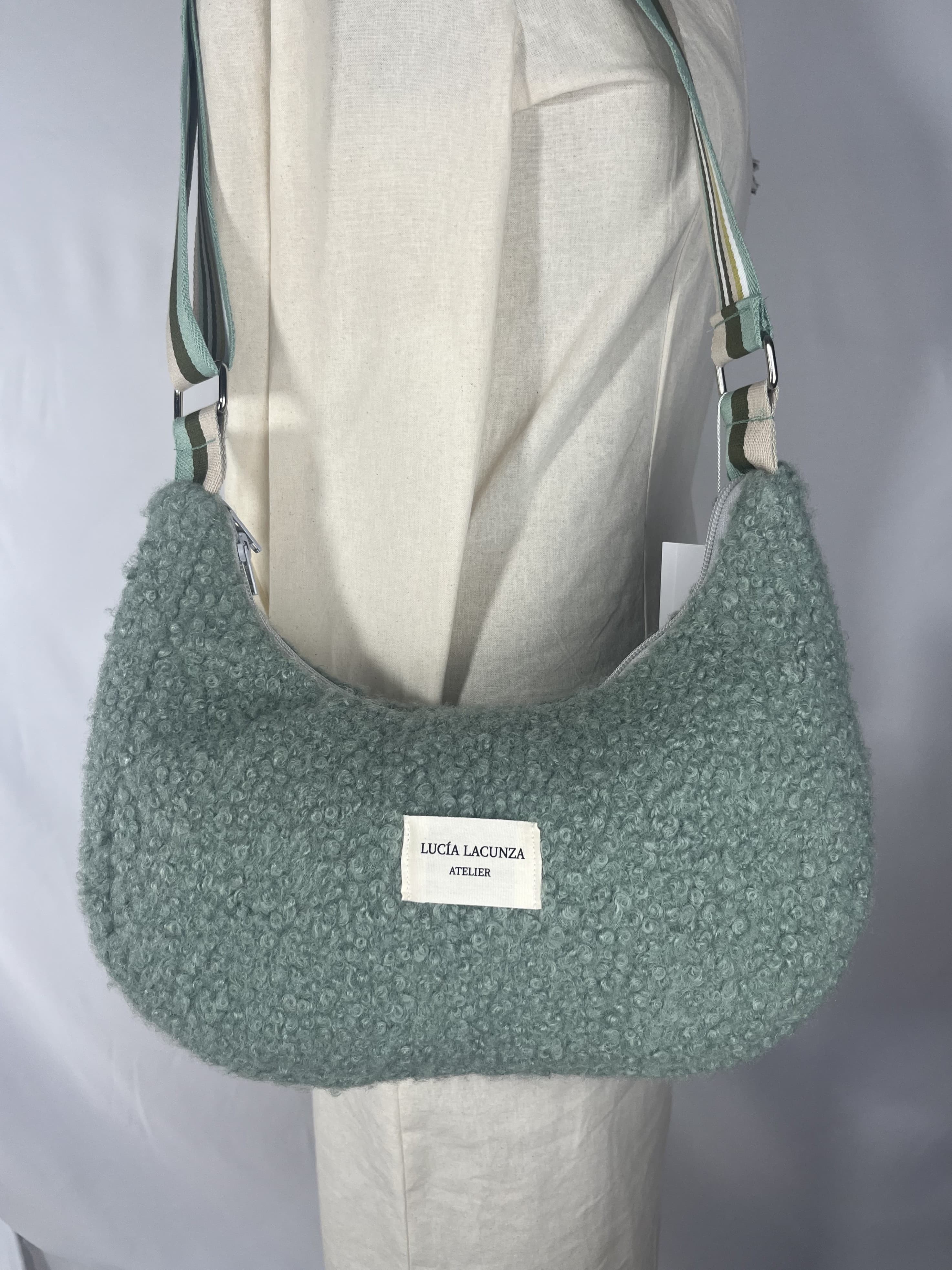 Verdea — bolso verde y blanco artesanal de Lucía Lacunza · vista 3