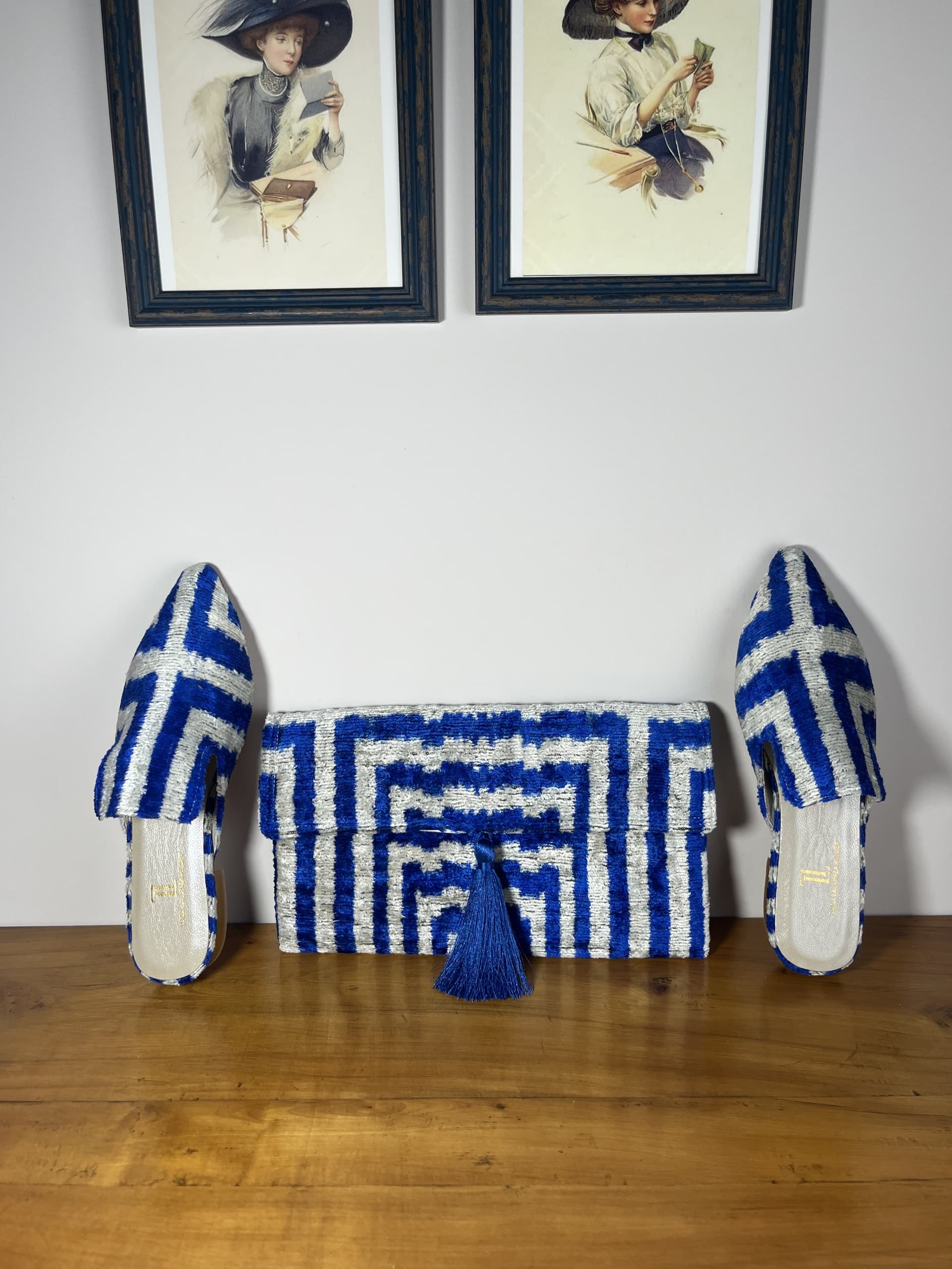 Laberinto Azul — mules azul y gris claro artesanal de Lucía Lacunza