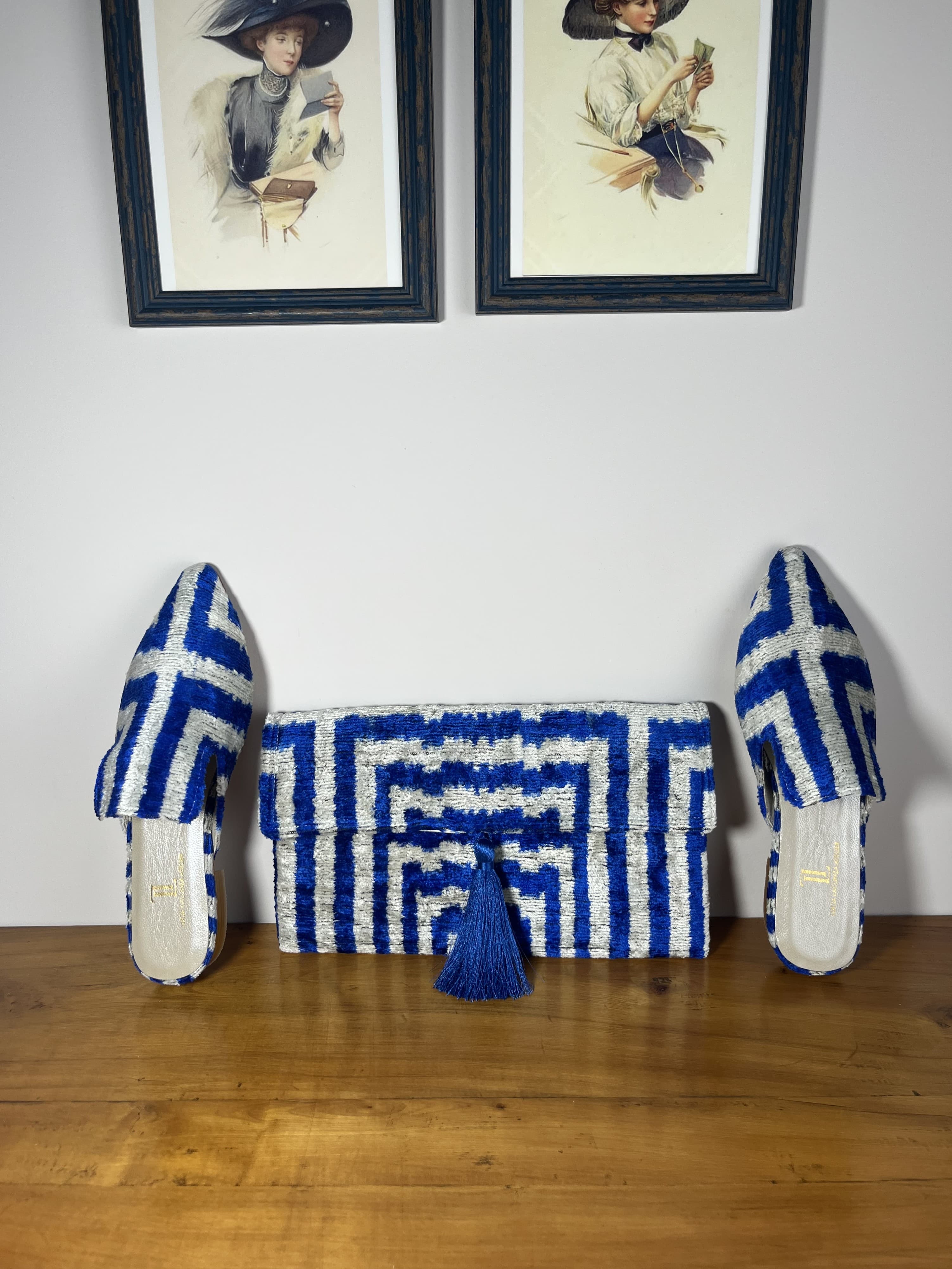 Laberinto Azul — mules azul y gris claro artesanal de Lucía Lacunza