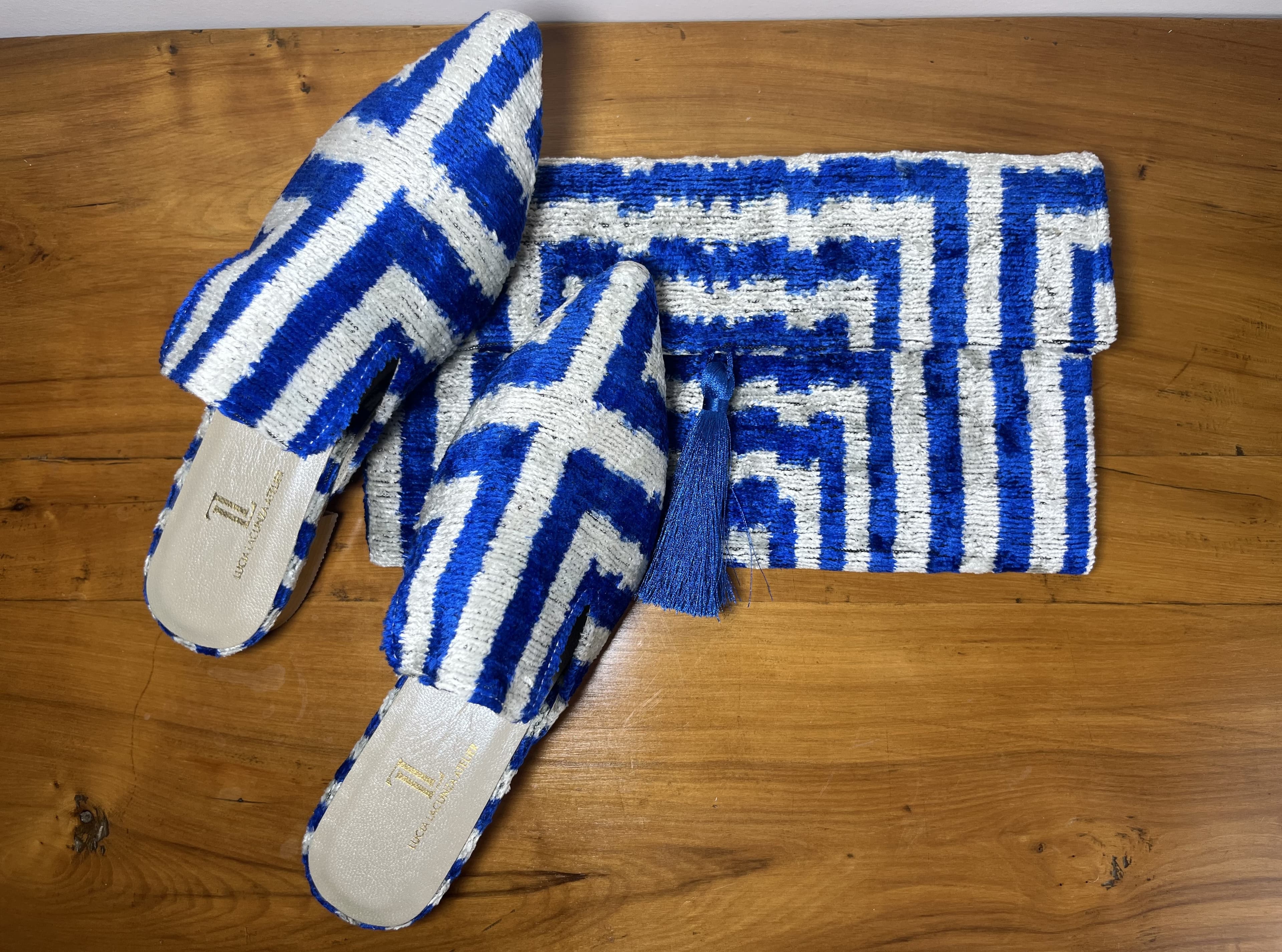 Laberinto Azul — mules azul y gris claro artesanal de Lucía Lacunza · vista 2