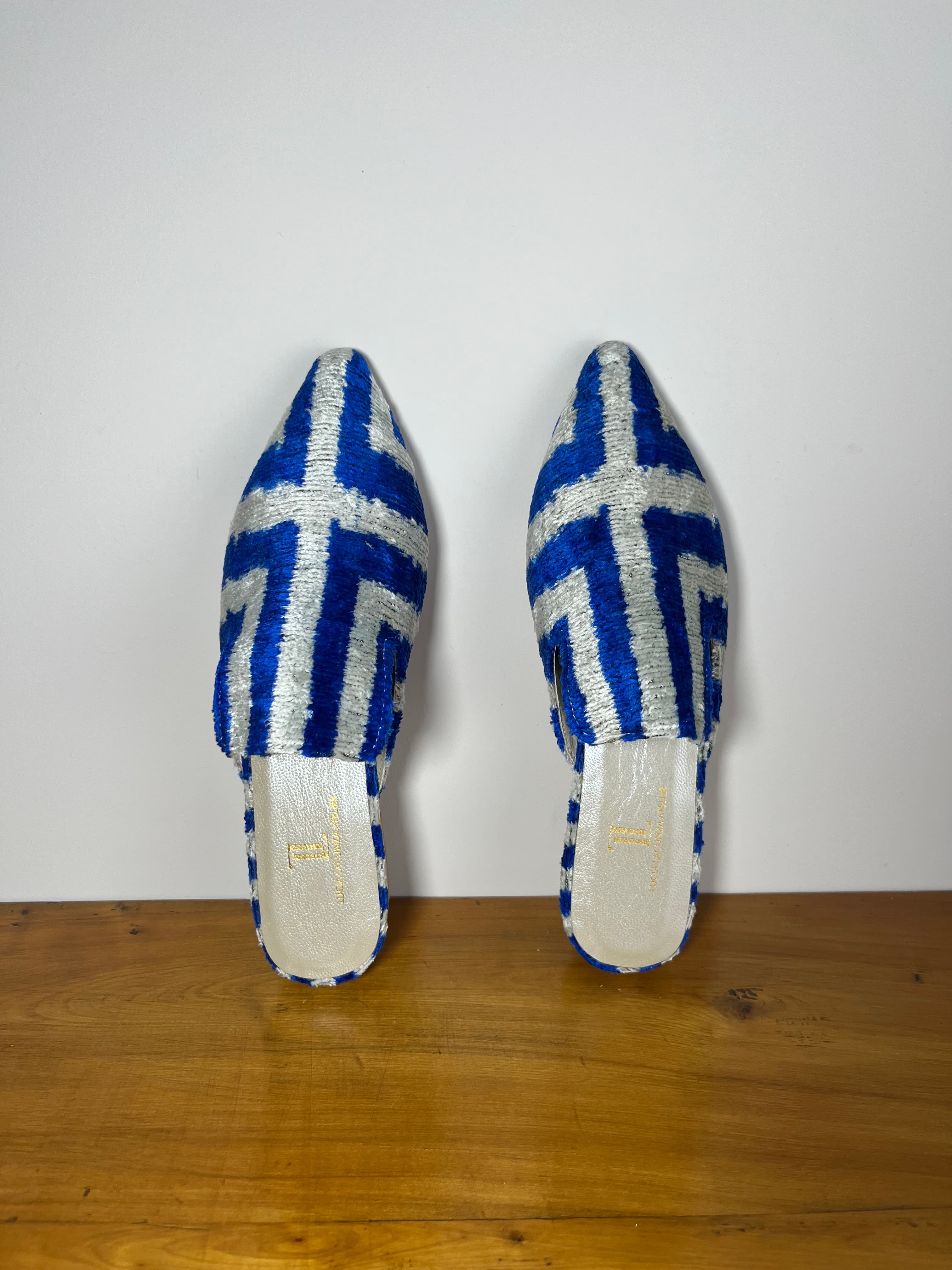 Laberinto Azul — mules azul y gris claro artesanal de Lucía Lacunza · vista 3