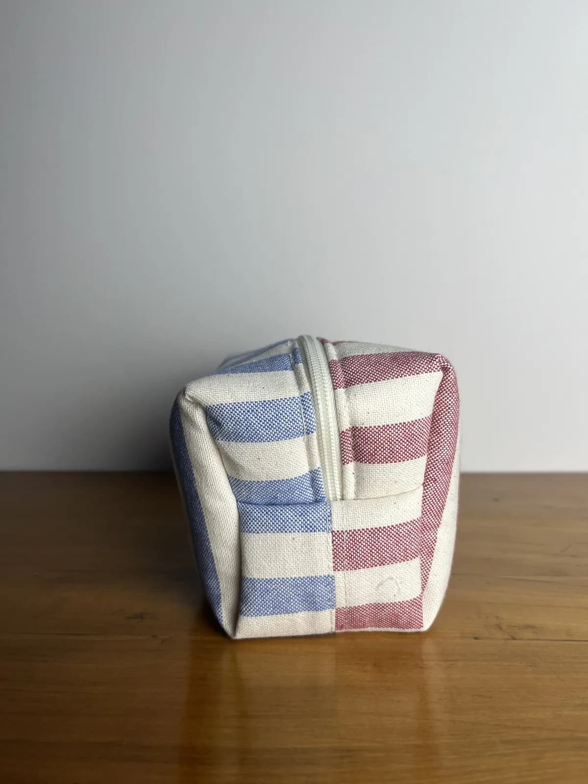 Marais — neceser azul y rojo y beige artesanal de Lucía Lacunza · vista 3