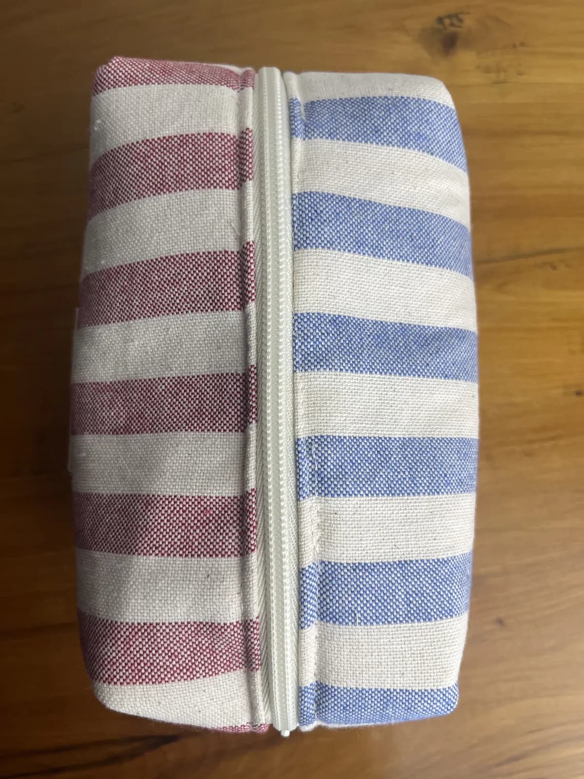 Marais — neceser azul y rojo y beige artesanal de Lucía Lacunza · vista 4
