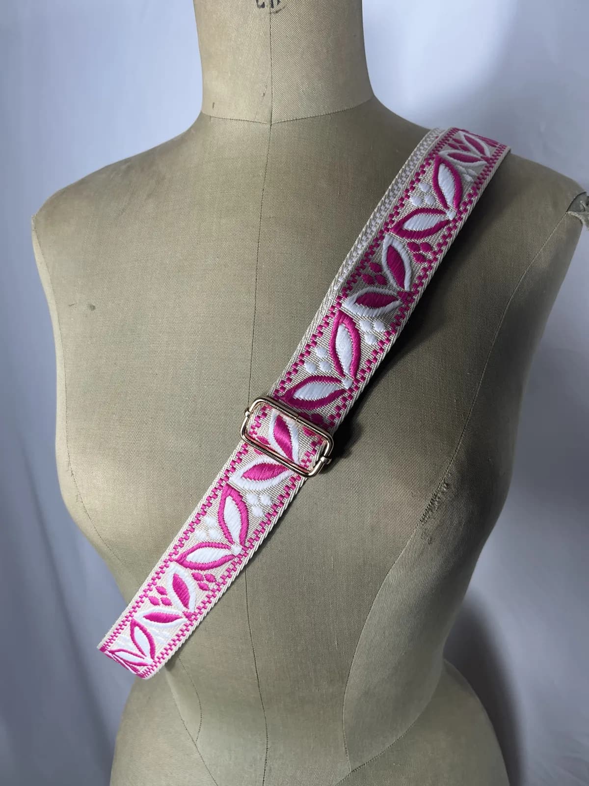 Flora — accesorio rosa y beige y blanco artesanal de Lucía Lacunza