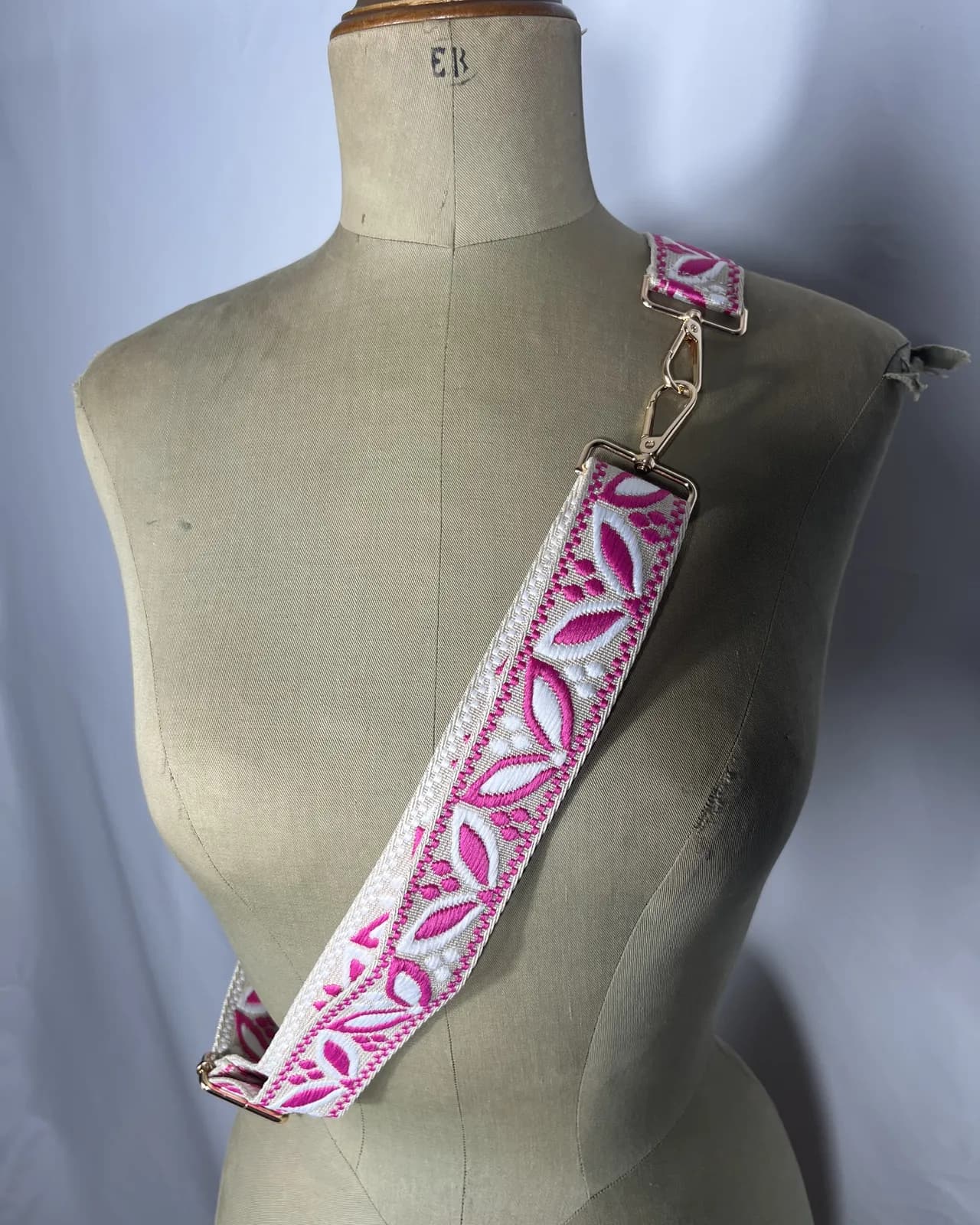 Flora — accesorio rosa y beige y blanco artesanal de Lucía Lacunza · vista 2